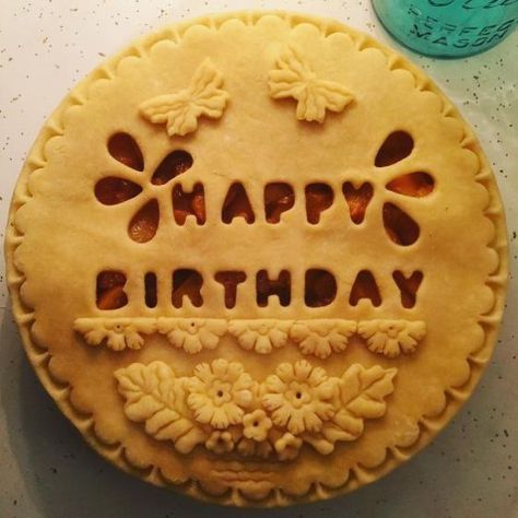 Pie Decor, Pretty Pie Crust, Fancy Pie Crust, Birthday Pie, Pie Crust Art, Beautiful Pie Crusts, Creative Pies, Birthday Pies, Decorative Pie Crust