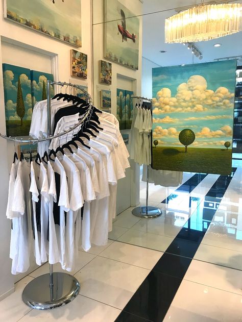 Small Clothing Store Interior, Clothing Boutique Decor, Clothes Shop Design, Retail Clothing Racks, Metal Store, Clothing Rack Display, Clothing Store Displays, Clothing Racks, Clothing Store Interior