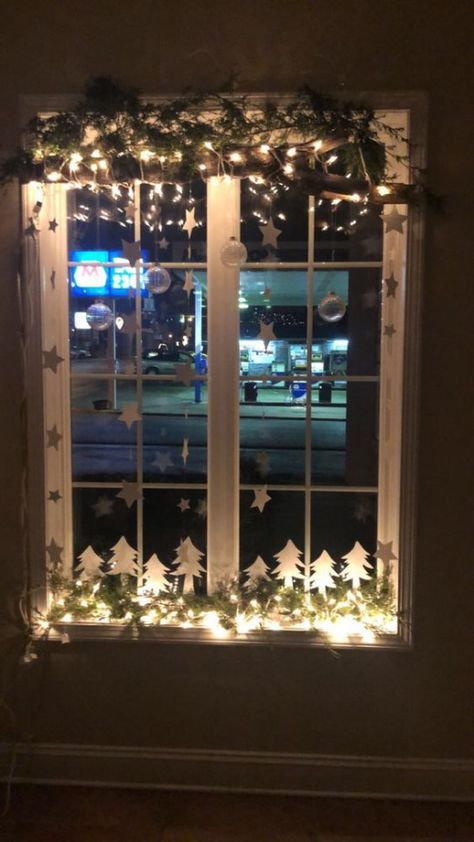 Winter Window Display Home, Small Window Christmas Decor, Xmas Shop Window Displays, Xmas Windows Display, Christmas Home Window Display, Christmas Window Display Ideas Home, Christmas Window Sill Decorations, Xmas Window Display Ideas Home, Christmas Advent Window Display