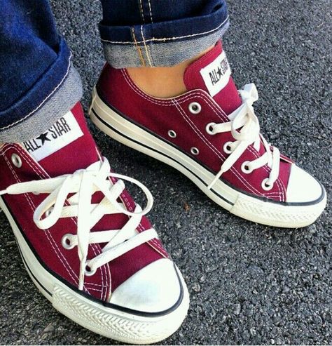 Pinterest @Trvpin ♡ Converse Maroon, Red All Star, Burgundy Converse, Maroon Converse, Red Converse, Wine Color, Shoes Color, Shoes Outlet, Crazy Shoes