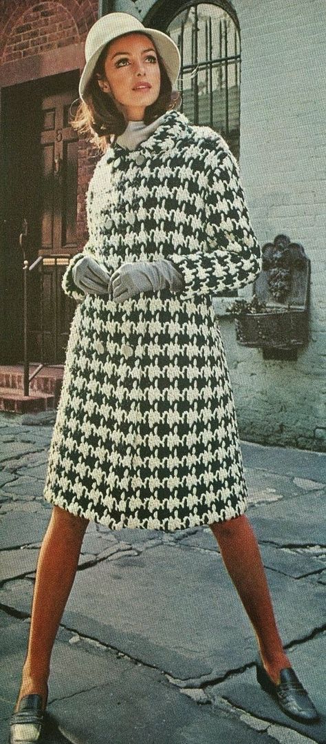 Winter Fashion By Decade 1960's Crochet Coat Pattern, 60s Fashion Trends, Crochet Coats, Coat Crochet, Style Année 60, Mode Retro, Houndstooth Coat, Fashion 1960s, Sixties Fashion