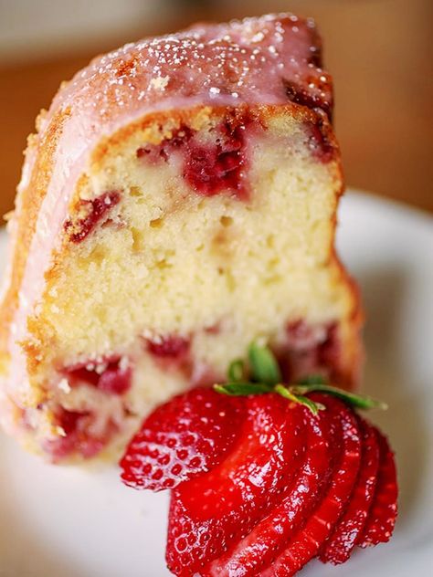 Strawberry Lemonade Pound Cake Recipe, Strawberry Lemonade Pound Cake, Pound Cake From Scratch, Leftover Sour Cream, Fresh Strawberry Cake, Strawberry Pound Cake, Cake From Scratch, Cake Mug, Sour Cream Coffee Cake