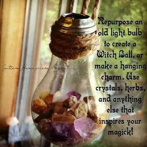 Witch balls out of light bulbs Crafty Witch, Witch Balls, Hippie Crafts, Witch Ball, Wiccan Crafts, Pagan Crafts, Hippy Room, Kitchen Witchery, Witch Diy