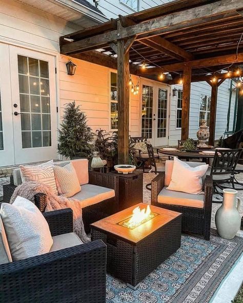 Georgian Farmhouse, Cozy Backyard, Cozy Patio, Patio Inspiration, Aesthetic Garden, Backyard Remodel, Backyard Porch, Outside Patio, Garden Aesthetic