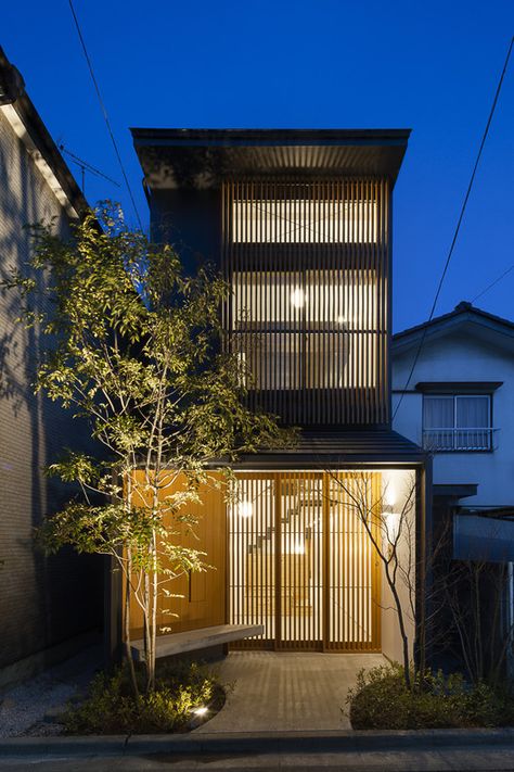 Japanese Architecture House, Japanese House Modern, Japanese Facade, Japanese Home Exterior, Japanese Tiny House, Japanese House Exterior, Small Japanese House, Tiny House Japan, Japanese Small House