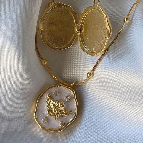 Capture memories with Natalie's Cupid Cream Necklace💝 https://bianca-boutique.com/products/natalie-angel-chain Diy Choker, Stainless Steel Collar, Locket Necklace Vintage, Vintage Locket, Collar Chain, Vintage Lockets, Gold Picture Frames, Necklace Box, Collar Jewelry