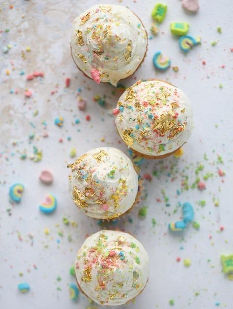 Lucky Charms Cereal Milk Cupcakes! Lucky Charms Recipes, Milk Cupcakes, Cereal Desserts, Cutest Cupcakes, Cake Funfetti, Pub Cheese, Rainbow Baking, Fluffy Cream Cheese Frosting, Fruity Snacks