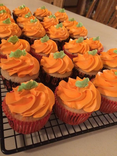 Orange Halloween Snacks, Cupcake Pumpkin Decoration, Cupcake Fall Decoration, Vanilla Cupcake Design, Pumpkin Halloween Cupcakes, Fall Coloured Cupcakes, Simple Thanksgiving Cupcakes, October Cupcakes Ideas, Pumpkin Patch Cupcakes