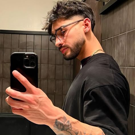 Hairstyles Man, Warrior Tattoo Sleeve, Men Haircut Curly Hair, Men Hair Color, Badass Aesthetic, Men Haircut Styles, Mens Haircuts Fade, Cut Hair, Aesthetic Guys