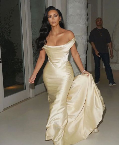 Along With The Rest Of Hollywood, Kim Kardashian Validates The Case For Corsetry - GRAZIA Magazine Kim Kardashian Short Hair, Kim Kardashian Blazer, Kardashian Style Casual, Kim Kardashian Meme, Kardashian Hair Color, Kim Kardashian Wedding Dress, Kim Kardashian Dress, Kim Kardashian House, Kim Kardashian Wallpaper