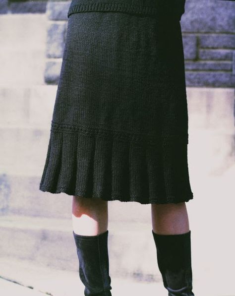 Little Flirt Skirt by Faina Goberstein Knit Skirt Pattern, Skirt Pattern Free, Crochet Bodycon Dresses, Crochet Skirt Pattern, Fall Knitting, Mode Crochet, Crochet Skirts, Winter Skirt, Crochet Skirt