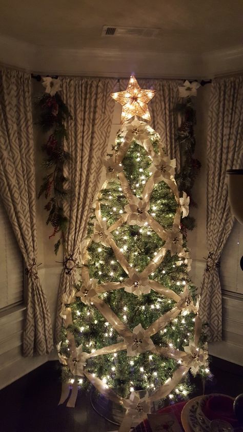 Christmas Tree Ideas No Ornaments, Winter Decorations, Ribbon On Christmas Tree, Cool Christmas Trees, Christmas Feeling, Hall Decor, Light Night, Christmas Tree Ideas, Gold Ribbon