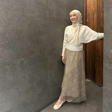 ★ ravalsaa White Skirt Outfit Hijab, White Hijab Outfit, Outfit Bukber, Outfit Rok, Muslimah Fashion Casual, Outfit Hijab Casual, Rok Outfit, Hijab Simple, Hijab Style Tutorial