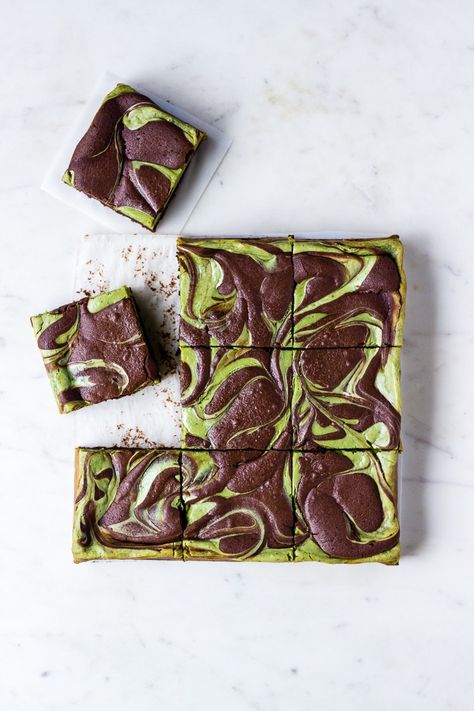 MATCHA CHEESECAKE BROWNIES | GLUTEN FREE Yankee Recipes, Matcha Brownies, Green Tea Dessert, Matcha Cheesecake, Cheese Brownies, Beaux Desserts, Cheesecake Brownie, Cream Cheese Brownies, Friends Recipes