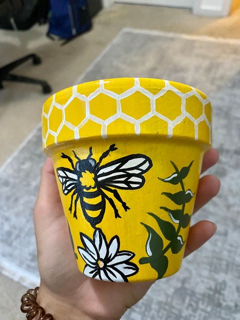 Painted Flower Pots Ideas, Bee Flower Pot, Planter Painting, Painting Flower Pots, Mexican Flower Pots, Terra Cotta Pot Crafts Diy, Flower Pot People, Mosaic Flower Pots, Bee Flower