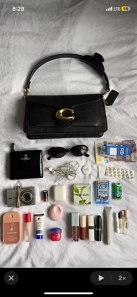 What's In My Purse Aesthetic, Bag Astethic, Mary Poppins Bag, Poppins Bag, Everyday Bag Essentials, Detailed Crochet, Swag Bags, What's In My Purse, Blink Blink