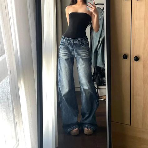 Our most wanted jean this month!😍 Wear or tear ?👇🏼 Wide Leg Jeans For Women, Baggy Wide Leg Jeans, Streetwear Korean, Mid Waist Pants, Pants Streetwear, Denim Decor, Streetwear Jeans, Jean Large, Summer Jeans