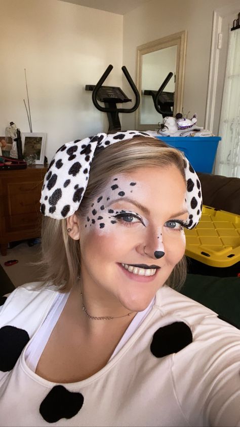 Easy Dog Makeup Halloween, Dalmation Puppy Makeup, Dalmatian Halloween Makeup Women, Halloween Dog Face Makeup, Puppy Halloween Makeup, Dalmatian Face Makeup Women, 101 Dalmations Makeup Look, Dalmation Face Paint Kids Easy, Woman Dalmation Costume