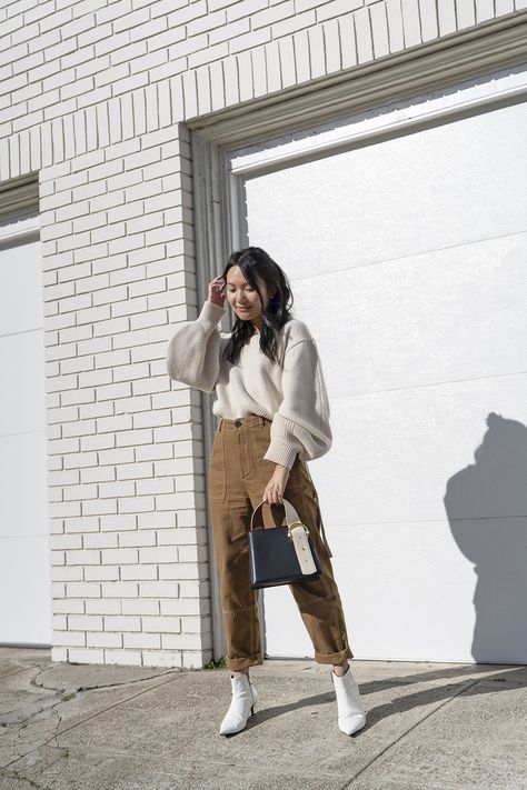 Outfit with carpenter pants Carptener Pants Outfit, How To Style Carpenter Pants, Worker Pants Outfit, Carpenter Jeans Women Outfit, Carpenter Pants Outfit Women, Carpenter Pants Outfit Aesthetic, White Carpenter Pants Outfit, Brown Carpenter Pants Outfit, Photographer Aesthetic Outfit