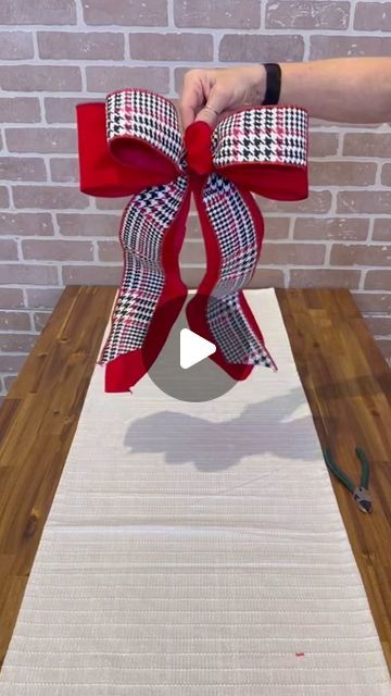 Treetime Christmas Creations on Instagram: "✨ Double Loop Bow How-To with Cassi ✨ Save this technique to use again and again! ♥️ Use this simple how-to to make amazing bows for any season ♥️ You can shop the ribbon we used linked in the video and follow us for more tips and tricks ✨ #bow #bows #bowseason #bowdecor #christmas #christmasdecor #christmasdecoration #christmasdecorations #holidaydecor #holidaydecorations #howto #howtodecorate #diy #diydecor #craft #crafty #craftymom #diycrafts #d Holiday Bows Diy, Diy Christmas Ribbon Wreath, Diy Wreath Bow Tutorial, Diy Christmas Ribbon, Double Loop Bow, Making Bows For Wreaths, Christmas Ribbon Crafts, Easy Bow, Christmas Bows Diy