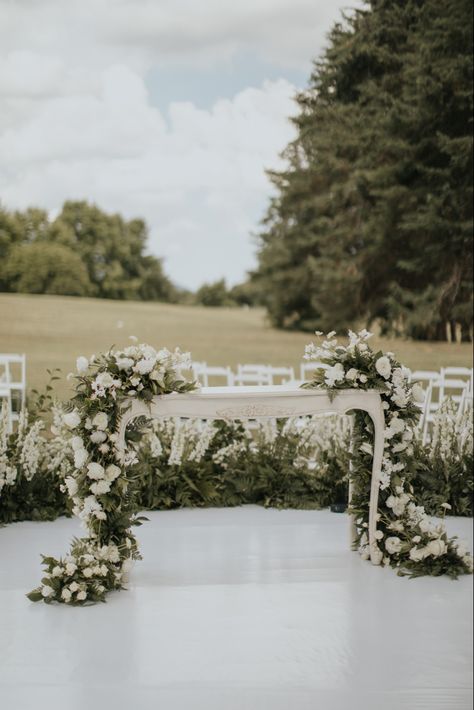 Wedding Ceremony Table Altar, Wedding Altar Table, Civil Ceremony Decoration, Outdoor Wedding Altar, Outdoor Wedding Altars, Classic White Wedding, Wedding Altar, Dream Wedding Decorations, Wedding Altars