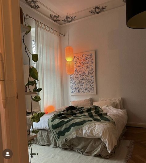 Bedroom Inspirations Unique, Cozy Bed By Window, Natural Light Bedroom Aesthetic, Brazilian Bedroom Aesthetic, Bedroom Inspirations Carpet Floor, Vintage Bedroom Inspirations, Carpeted Room Ideas Bedrooms, Elevated Bedroom Ideas, Colorful Apartment Bedroom