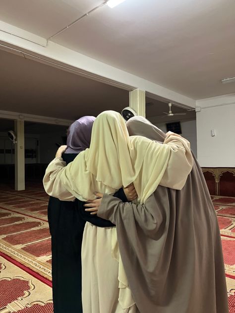 Muslim friends in the mosque Ramadan With Friends, Muslim Friends Aesthetic, Muslim Vision Board, Friends Islam, Muslim Girl Aesthetic, Islamic Friends, Hijabi Friends, Ramadan Vibes, Muslim Friends