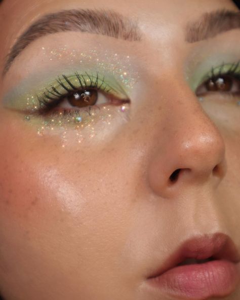 #pastelmakeup #greenmakeup #bluemakeuplook #easymakeup #makeup #makeupoftheday #dreamy #makeupideas White Graphic Eyeliner, Cottage Core Makeup, Tinkerbell Makeup, Cottagecore Makeup, Fairy Eye Makeup, Melanie Martinez Makeup, Concert Makeup, Vampire Bride, Pastel Makeup