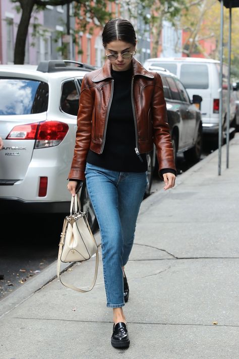 Selena Gomez wears a brown leather moto jacket, black sweater and black loafer flats. Black Loafer Outfits Women, Leather Moto Jacket Outfit, Loafer Outfits Women, Black Loafers Outfit, Brown Leather Jacket Outfit, Womens Leather Jacket Outfit, Moto Jacket Outfit, Winter Leather Jackets, Selena Gomez Outfits