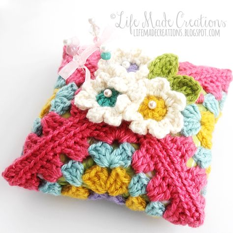 Crochet Pincushion, Granny Square Haken, Crocheted Things, Pin Cushions Patterns, Crochet Fun, Crochet Decoration, Crochet Cushions, Crochet Purse, Granny Square Crochet Pattern