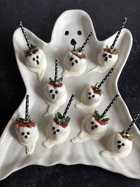 Ghost Chocolate Dipped Strawberries - Melissa's Healthy Kitchen Ghost Chocolate, Strawberry Ghosts, Healthy Halloween Food, Easy And Healthy Recipes, Dipped Strawberries, Healthy Halloween, Chocolate Dipped Strawberries, Strawberry Dip, Nourish Your Body