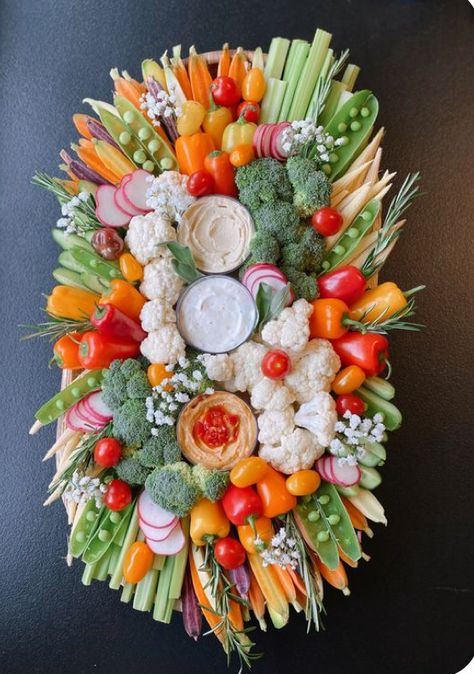 Vegetable Platter Ideas Parties, Vegetable Platters Display Presentation, Fancy Veggie Tray, Veggie Trays Ideas Vegetable Platters, Veggie Tray Display, Veggie Platter Ideas, Veggie Tray Ideas, Charcuterie Board Recipes, Wine Party Food