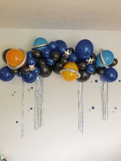 Space Balloon Garland, Astronaut Balloon, Aktiviti Tadika, Two The Moon, Astronaut Birthday, Outer Space Birthday, Space Birthday Party, Pool Birthday, Festa Party