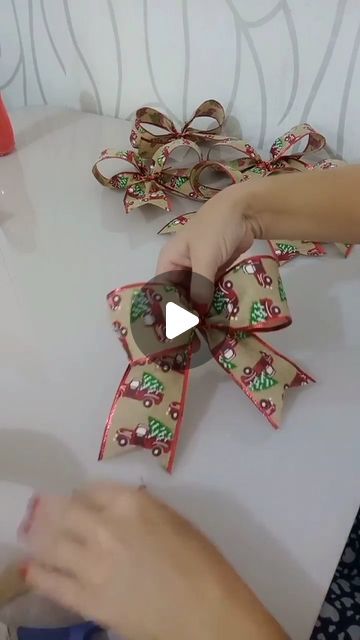 How To Make A Ribbon Bow, Cricut Bows, Diy Gift Bow, Christmas Ribbon Crafts, Ribbon Bow Tutorial, Bow Tying, Christmas Gift Bow, Bow Making Tutorials, Diy Wreath Bow