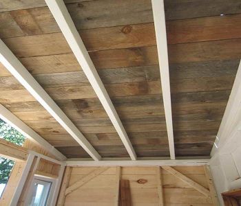 Low-Cost Alternative Ceiling Ideas To Update Your Home - Matchness.com Beach Ceiling, Cedar Ceiling, Wood Ceiling Panels, Ceiling Planks, Loft Flat, Plywood Ceiling, Wood Plank Ceiling, Wooden Ceiling Design, Garage Ceiling