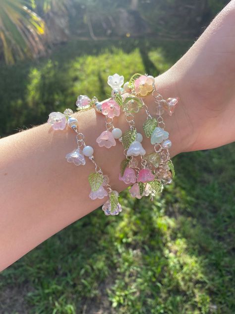 Cute Glass Bead Bracelets, Flowers Made Of Beads, Green Flower Bracelet, Cute Pink Bracelets, Fairy Core Bracelets, Pink Floral Jewellery, Pink And Green Jewelry, Cute Beaded Bracelets, Pink Bead Bracelet