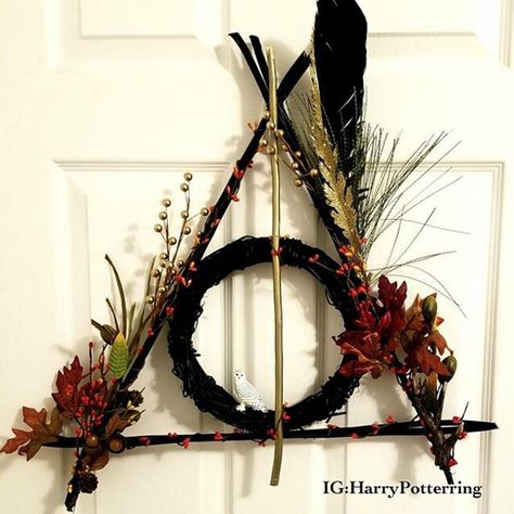 Geraldine Acosta (@geral_13) • Fotos y videos de Instagram Diy Deathly Hallows, Deathly Hallows Wreath, Deco Noel Harry Potter, Harry Potter Wreath, Harry Potter Christmas Decorations, Cumpleaños Harry Potter, Stile Harry Potter, Harry Potter Christmas Tree, Harry Potter Bedroom