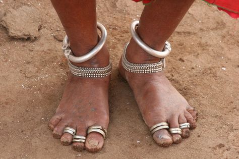 India | Feet details; visit to the Lambadi or Banjara people at Raikal village.  Andhra Pradesh | ©Walter Callens Silver Anklets Designs, Toe Ring Designs, Anklet Designs, Ankle Jewelry, Nice Jewelry, Silver Jewellery Indian, Antique Jewelry Indian, Wrist Jewelry, Indian Jewelry Sets