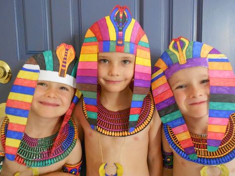 http://www.firstpalette.com/Craft_themes/Wearables/pharaohheaddress/pharaohheaddress.html  http://allthatsgoood.blogspot.com/2012/06/every-day-life-in-ancient-egypt-pocket.html# Ancient Egypt Crafts, Egyptian Crafts, Passover Crafts, Egypt Crafts, Pesach Seder, Egyptian Party, Life In Ancient Egypt, معرض فني, Starověký Egypt