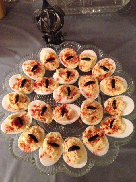 Eye of Sauron deviled eggs. Lotr Garden, Hobbit Dinner, Hobbit Birthday Party, Sauron Eye, Hobbit Feast, Lotr Party, Dragon Themed Birthday Party, Hobbit Wedding, 28 Birthday