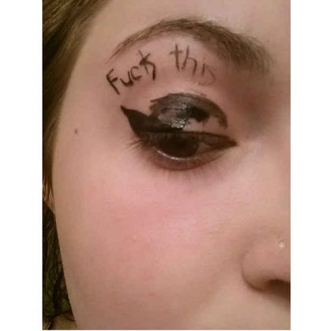 You have no idea how anyone has the coordination for a cat eye. | 21 Things Only People Who Suck At Makeup Will Understand Make Up Humor, Beauty Sayings, Ballroom Makeup, Eyes Make Up, Oval Makeup Brush, Girl Struggles, Perfect Cat Eye, Makeup Humor, Cat Eyeliner