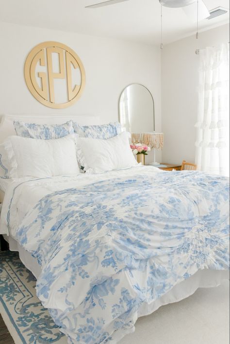 Coastal Room Decor, Costal Bedroom, Blue Dorm, Ornate Border, Preppy Bedroom, College Dorm Room Decor, Dorm Room Designs, Makeover Bedroom, Dorm Room Inspiration