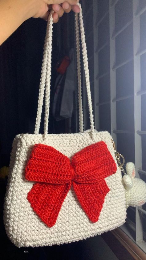 beautiful and amazing ideas of amazing crochet bags designs Crochet Bow Bag, Crochet Bow, Crochet Fairy, Mode Crochet, Crochet Bag Pattern Free, Crochet Business, Crochet Design Pattern, Bow Bag, Crochet Handbags Patterns