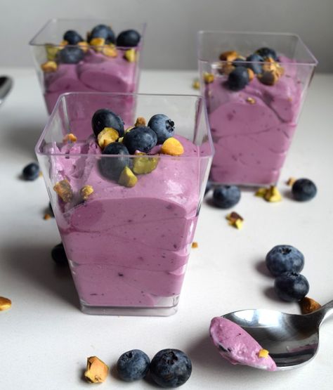 Blueberry Mousse Shooters - Beer Girl Cooks Purple Party Foods, Mousse Shooters, Purple Dessert Tables, Blueberry Mousse, Dessert Buffet Wedding, Purple Desserts, Bon Bons Recipe, Mini Dessert Cups, Purple Food