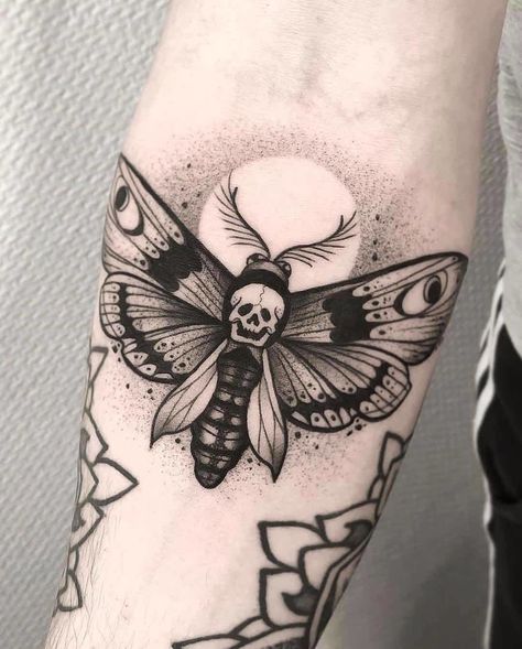 Eagle Chest Tattoo, Beachy Tattoos, Moth Tattoo Design, Special Tattoos, Daisy Tattoo, Moth Tattoo, Detailed Tattoo, Calf Tattoo, Knee Tattoo