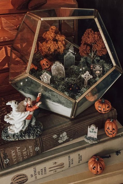 Terrarium Craft, Dark Fae, Spooky Diy, Halloween Decor Diy, Terrarium Ideas, Casa Halloween, Halloween Fairy, Diy Halloween Decor, Halloween Garden