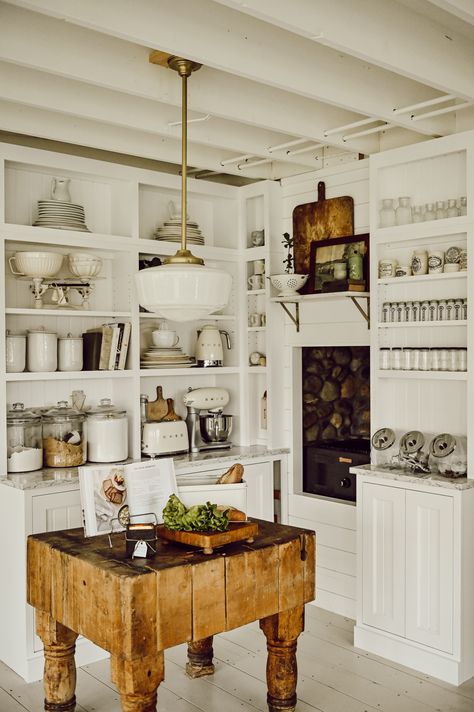 Tiny French Kitchen, Bookshelves In Kitchen, Cafe Style Kitchen, Vintage Looking Kitchen, Small French Kitchen, Kitchen Built Ins, Case In Stile Country, Liz Marie, French Country Kitchens