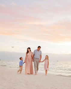 Pink Beach Pictures Family, Family Pic On Beach, Family Beach Vacation Pictures, Beach Style Photoshoot, Family Photo Outfits On The Beach, Destin Florida Family Beach Pictures, Family Picture At The Beach, Beach Pictures Family Of Four, Beach Pictures Family Poses