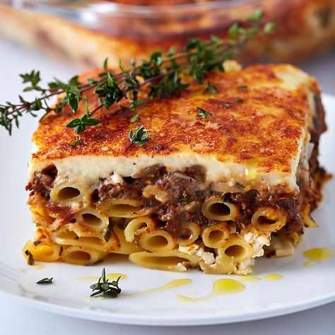 A traditional Greek lasagna (pastitsio) recipe – layers of ziti pasta, beef sauce, bechamel sauce, sprinkled with Feta and Gruyere cheese! Pasticcio Recipe, Jungle Kitchen, Pastitsio Recipe, Greek Pastitsio, Pasta Beef, Greek Lasagna, Food International, Italian Stallion, Ziti Pasta