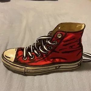 Converse Drawing, Marvel Shoes, Converse Design, Custom Sneakers Diy, Fabric Paint Diy, Mode Punk, Lace Painting, Converse Red, Red Converse